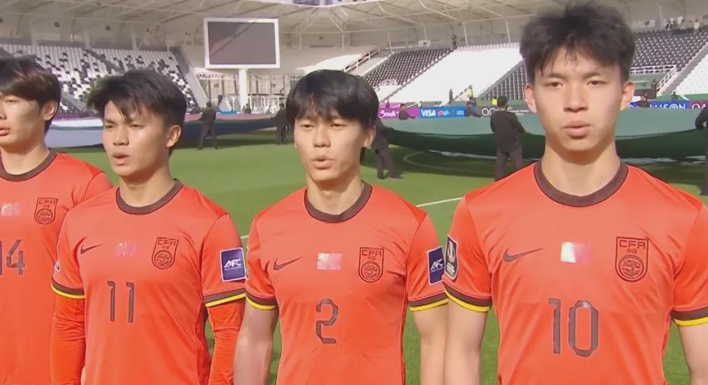九游体育官网-西亚裁判坑惨中国男足，被踩踏遭无视+连续给黄牌，真的太黑了