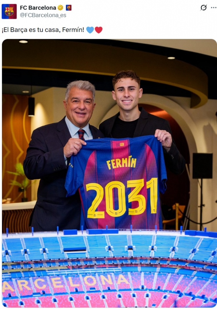 九游体育入口-续约完成！巴萨官推晒费尔明与拉波尔塔合照，手持2031号码球衣